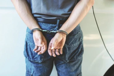 DRAO SE NA RADNICE FAST FUDA: Uhapšen muškarac na Futoškoj pijaci