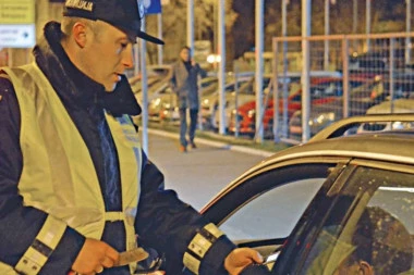 VOZIO MORTUS PIJAN: Policija privela vozača u stanju POTPUNE ALKOHOLISANOSTI!