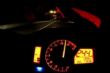 (VIDEO) ŠOK SNIMAK SA BEOGRADSKIH ULICA! Bahati vozač prošao kroz crveno i vozio 129 na sat!