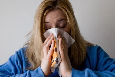 Dva ključna simptoma koji pomažu da razlikujemo grip od koronavirusa