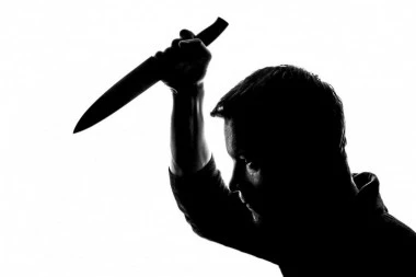 HOROR PRIZOR: Muškarac nožem izbo dvoje dece