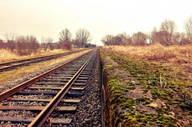 Devojčicu udario voz kod Niša: Pronađene slušalice kraj pruge, sumnja se da ga nije čula od muzike