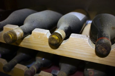 Preko 500 hiljada flaša crnog vina prosuto u reku, ali ne slučajno