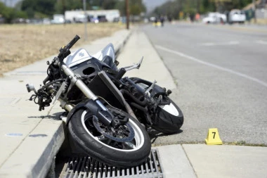 (VIDEO) PODLEGAO POVREDAMA! Maloletni motociklista preminuo od posledica sudara