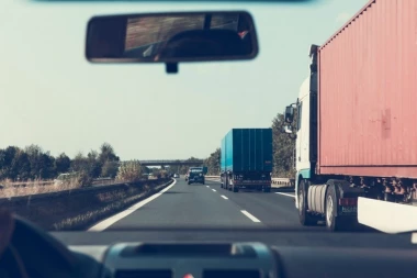 HAPŠENJE U STAROJ PAZOVI: Nonšalantno isterao kamion iz preduzeća i otišao u nepoznatom pravcu!