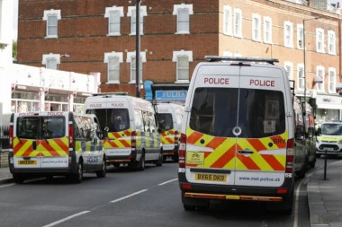 Dramatično u Londonu: Celo naselje evakuisano zbog sumnjivog vozila! Stotine policajaca na licu mesta!