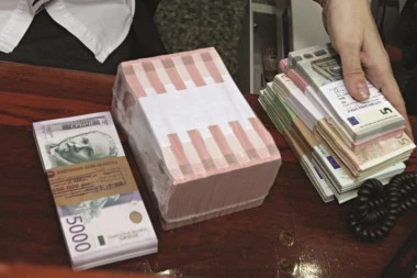Dinar stabilno: Kurs, 117,57 za evro