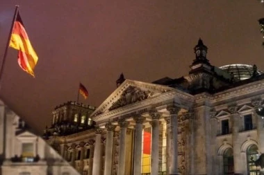 IZAZOV JE OGROMAN: Nemačka vraća penzionisane lekare zbog korone