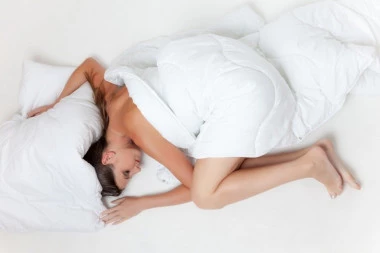 CEO ŽIVOT POGREŠNO SPAVATE: Evo zašto je odlaženje u krevet u pidžami LOŠA navika koju MORATE promeniti!