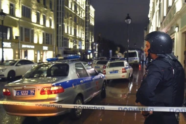 UŽAS U MOSKVI: Muškarac zapucao na policiju, pa u kiši metaka POGINUO!