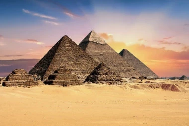 Milijarder tvrdi da su piramide gradili vanzemaljci, Egipćani ga zovu da dođe i vidi da nisu