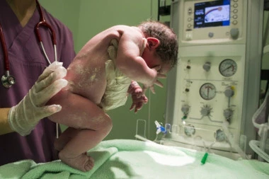 MALO ČUDO! Usred zemljotresa rođena beba: Dok se sve okolo rušilo dečak došao na svet živ i zdrav!