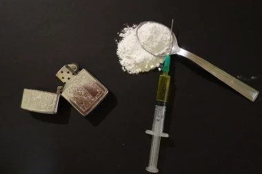 Deda (67) prodavao heroin u Požarevcu! Policija u kući pronašla brdo droge