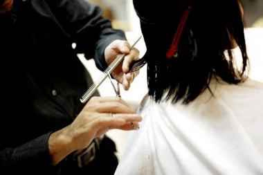 Nega kose u izolaciji: Evo kako da ošišate ispucale krajeve