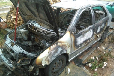 Dramatična noć u Vranju: Zapaljen automobil u dvorištu porodične kuće!