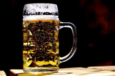 Hrani kosu, tera muve, glanca drvenariju! 10 neverovatnih načina da iskoristite pivo