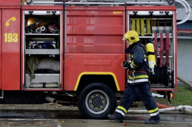POŽAR U BEOGRADU: Tri vatrogasne ekipe pokušavaju da obuzdaju besni plamen!