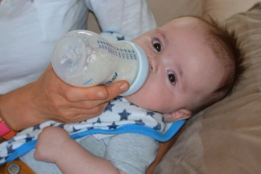 NEMOJTE NI AKO MORATE: Kupovina mleka od dojilje preko Interneta može imati katastrofalne posledice po bebe!