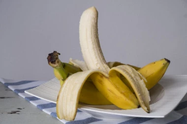 (FOTO) PRIRODA RADI ČUDNE STVARI! Kupio najdeblju bananu, a kada je oljuštio paralisao se od šoka!
