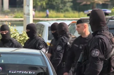 Drama u Crnoj Gori posle hapšenja vladike Joanikija i sveštenstva policija bacila suzavac i uhapsila još ljudi