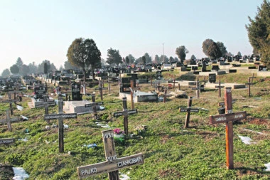 Maloletnici uništili nadgrobne spomenike na groblju u Subotici: MUP PODNEO KRIVIČNE PRIJAVE