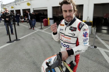 LUISA ĆE OVO ZABOLETI: Alonso postavio Hamiltona tamo gde mu je i mesto!