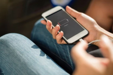 Mobilni telefon samo što se ne isključi? Ovi trikovi za brzinsko punjenje baterije će vam promeniti život!