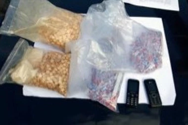 Tableta više nego u apoteci: Požarevačka policija zaustavila DAČIJU, amfetamini ispadali iz vozila