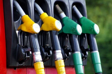 OVO ĆE ZANIMATI SVE VOZAČE: Nafta sve skuplja, evo kako će se to odraziti na cene goriva u Srbiji
