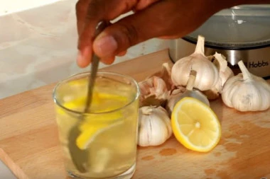 Topla voda sa limunom i medom odlična kombinacija za vaš organizam i početak dana!