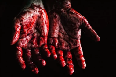 Krvavi zločin: Nožem ubio bivšu suprugu, pa sebi prerezao vrat