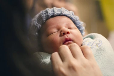 Suze radosnice da poteku: Evo šta se dešava sa bebom koju je majka ostavila kraj puta