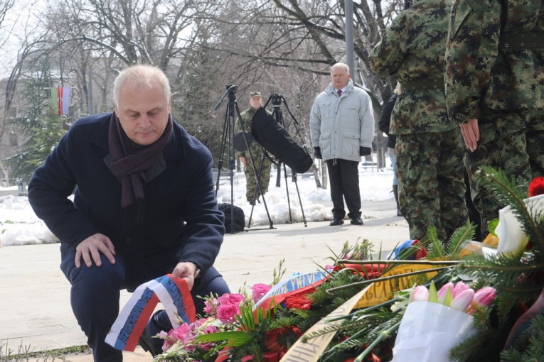 (FOTO) Vesić položio venac na grob male Milice, žrtve NATO bombardovanja!