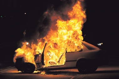 Goreo automobil u Belvilu: Podmetnut požar?