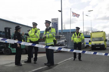 (UZNEMIRUJUĆI VIDEO) TERORISTIČKI NAPAD U BRITANIJI?! Tri osobe ubijene, policija i Hitna pomoć na mestu incidenta