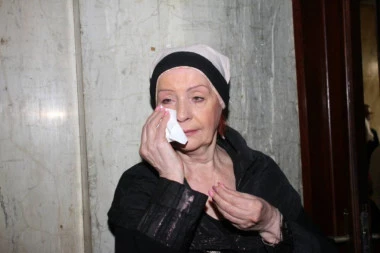 (FOTO) Tuga božja! Jutros sam plakala pola sata, nemam zalihe: Lepa Lukić (80) se oglasila iz SUMORNOG karantina!