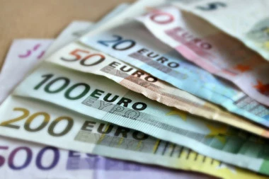 Evro se drži na istom i u ponedeljak - 117,58 dinara