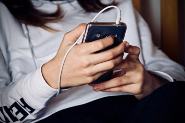 Naučnici dokazali da mobilni telefon loše utiče na zdravlje: Prenosi najomraženiju bolest današnjice