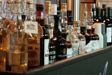 Maloletnici opljačkali magacin u Velikoj Plani: Vrednost alkoholnog pića koje su drpili je ASTRONOMSKA