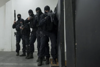 Filmska akcija policije u Novom Pazaru: Specijalci upali u kuću narko-dilera!
