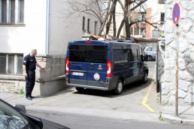 HAPŠENJE U BEOGRADU: Trojac pao u policijskoj poteri, iz automobila izbacivali keseice sa drogom