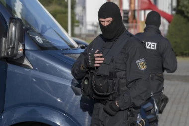 POLITIČKI MOTIVISAN NAPAD? Nakon hapšenja vozača koji se zaleteo u kapiju Merkelove, na vozilu pronađene ZABRINJAVAJUĆE poruke!