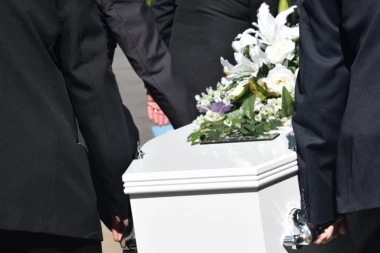 Detalji neobične sahrane u Bečeju: Dušica je zapalila sveću kada je grunula eksplozija