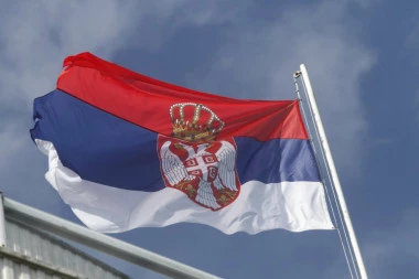 SKANDAL U GRAČANICI! Pokušali da zapale srpsku zastavu i spomenik Miloša Obilića!