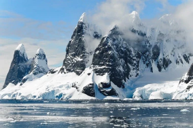 (VIDEO) Krvavi sneg na Antarktiku! Jeziv prizor zaprepastio čovečanstvo