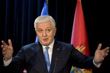 PALI NA KOLENA PRED NARODOM: Crnogorci spremni da odlože primenu zakona o veroispovesti