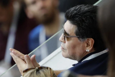 VRATIO SE STAROM POROKU: Šokantne informacije - Maradona primljen na kliniku za odvikavanje!