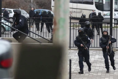 VELIKA AKCIJA POLICIJE NA KOSOVU: Uhapšene 33 osobe zbog trgovine ljudima, oružja i droge! Među njima i 3 Srbina