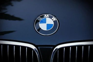 (VIDEO) Pokušaj duhovitosti im se obio o glavu: BMW se obrukao novom reklamom, vozači KIPTE OD BESA!