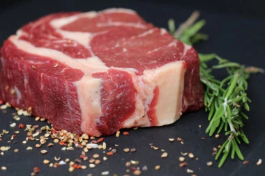 (SUPER TRIK) Kupili ste žilavo meso? Evo kako može da postane sočno i mekano!